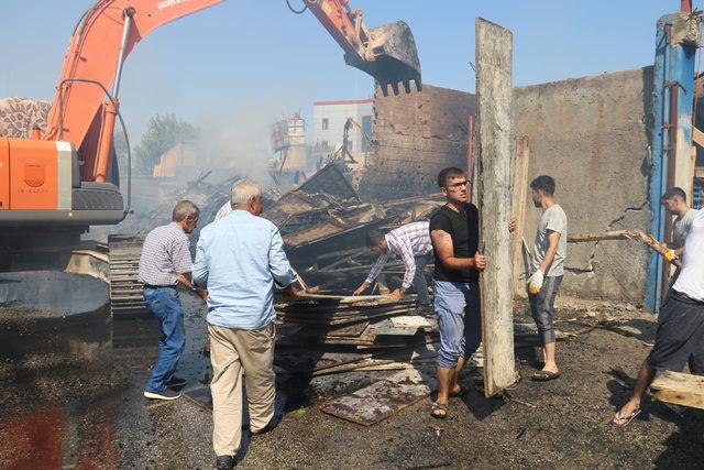 Oduncu Pazarı'ndaki yangında 4 iş yeri küle döndü, 2 milyon liralık hasar oluştu