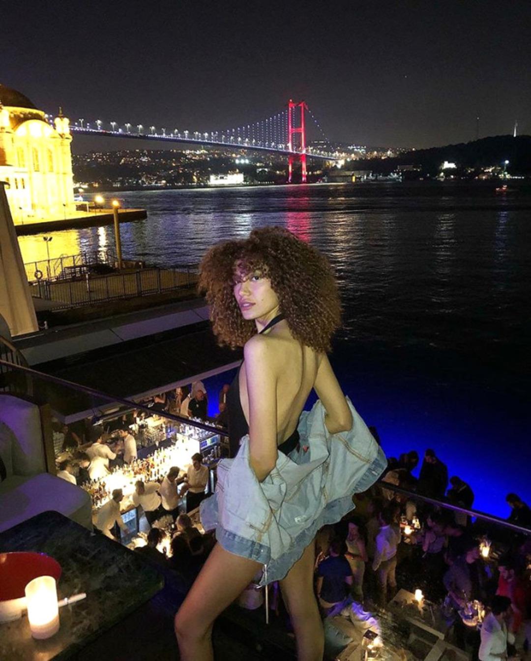 T&uuml;rkiye'de yaşayan &uuml;nl&uuml; model bekaretini 100 bin Euro'ya satışa &ccedil;ıkardı!