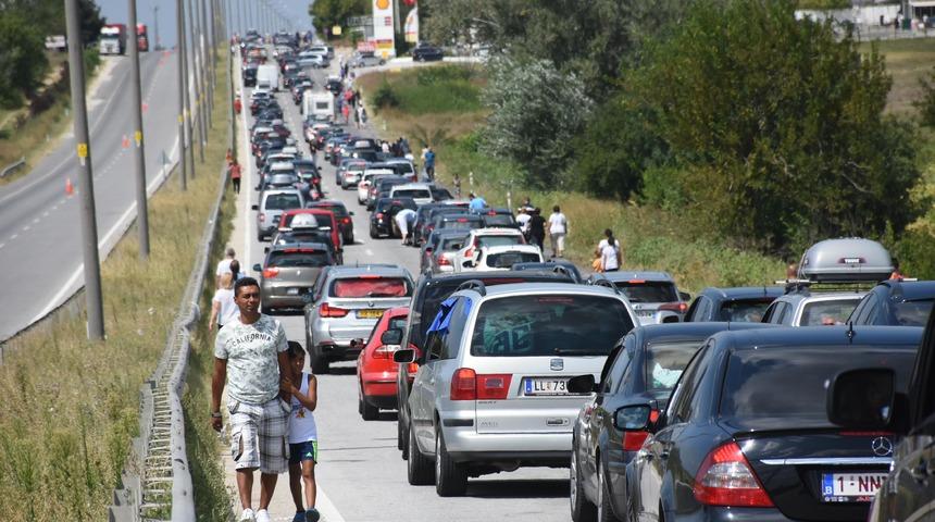 Kapıkule'de çift sıra 6 kilometrelik gurbetçi kuyruğu