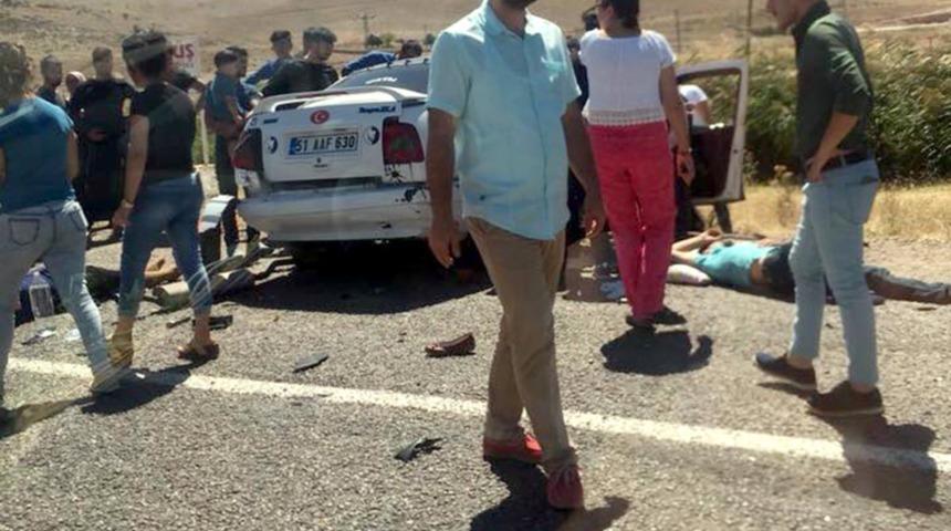 Otomobiller &ccedil;arpıştı: İkiz kardeşler &ouml;ld&uuml;, 8 yaralı