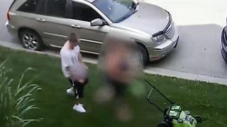 Çim biçen kadına şortunu indiren adamın iğrenç tacizi kameraya yansıdı