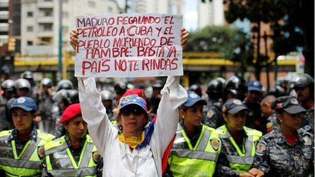 Hükümet karşıtı protestolarda gıda kıtlığı nedeniyle Maduro suçlanıyor