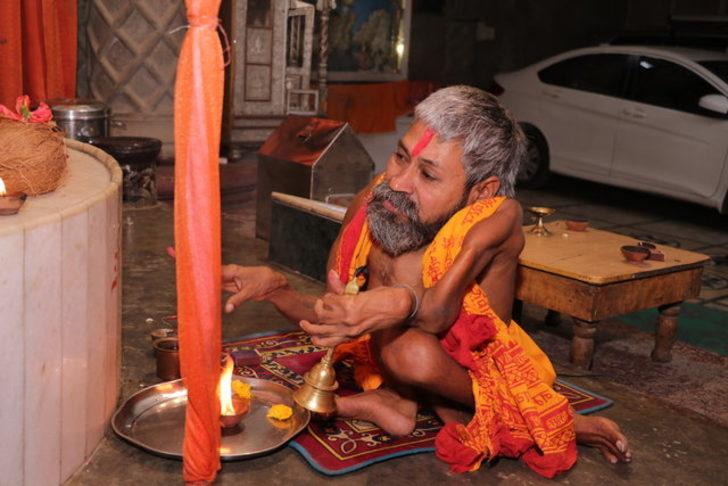 Kemikleri bükülen rahip hayrete düşürdü G3