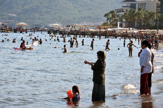 Marmaris plajları tıklım tıklım