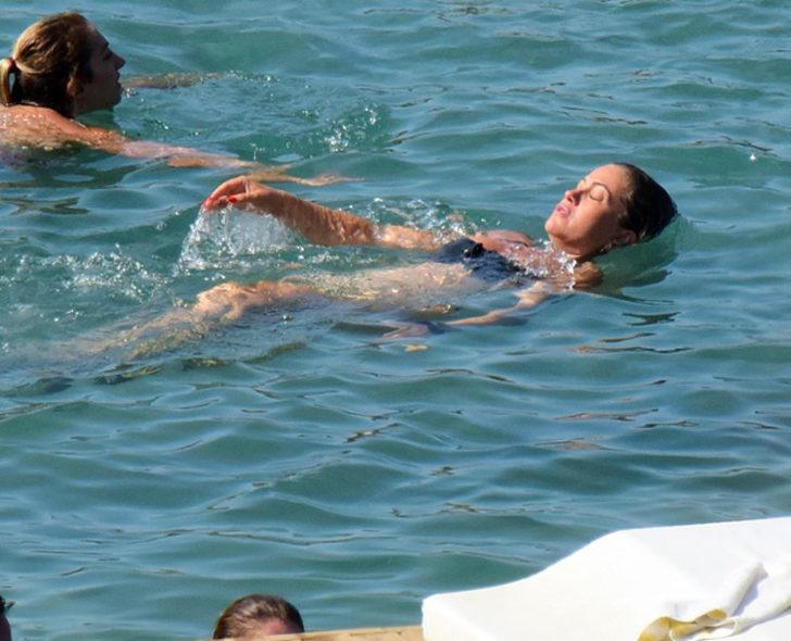 Yeliz Yeşilmen formunu bakın nasıl koruyormuş G2