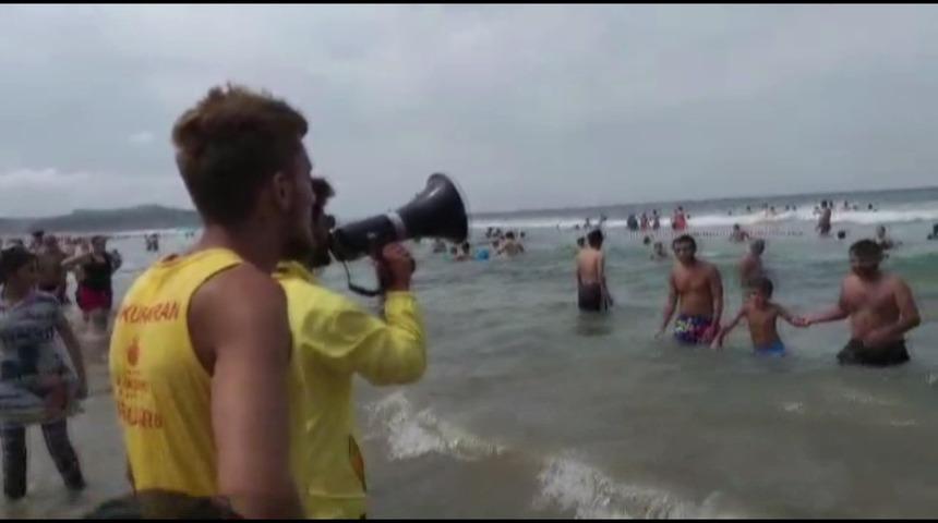 Şile Ayazma Plajı'nın boşaltılması i&ccedil;in uyarılar yapılıyor