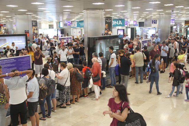 Atatürk Havalimanı’nda tatil dönüşü yoğunluğu