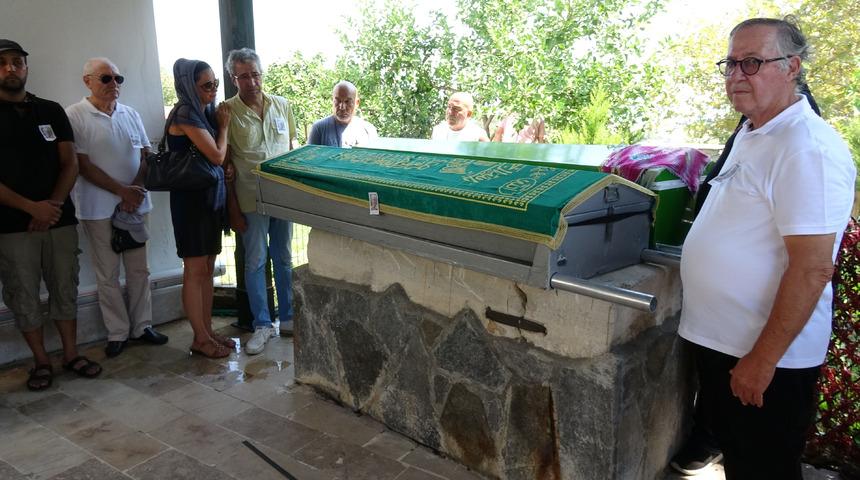 Sanat&ccedil;ı Toron Karacaoğlu, Altınoluk'ta son yolculuğa uğurlandı