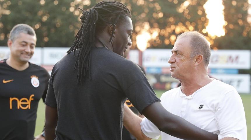 Bafetimbi Gomis antrenmanda hocaları ve takım arkadaşlarıyla vedalaştı