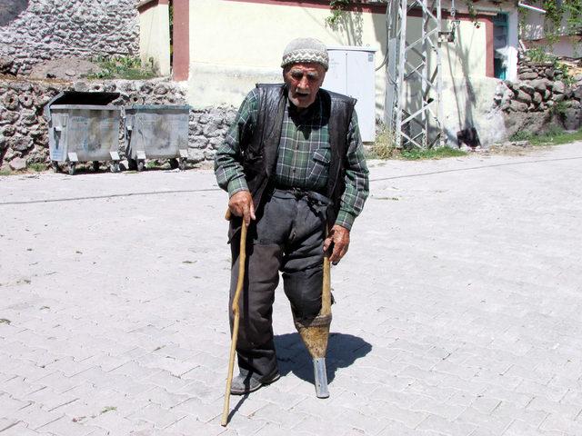 85 yıldır kendi yaptığı tahta bacakla yürüyor