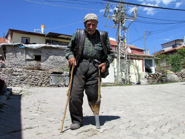 85 yıldır kendi yaptığı tahta bacakla yürüyor