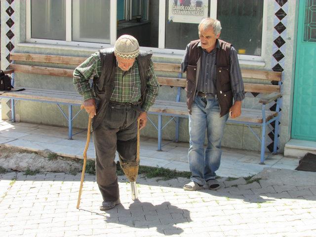 85 yıldır kendi yaptığı tahta bacakla yürüyor