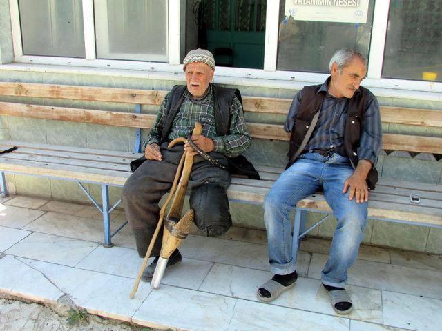 85 yıldır kendi yaptığı tahta bacakla yürüyor