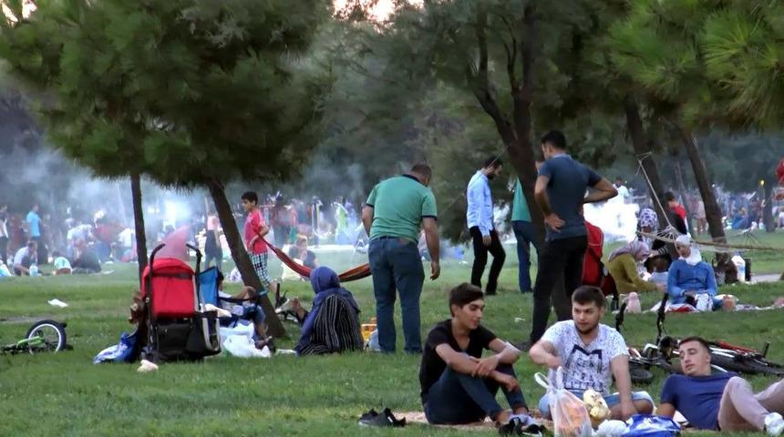 Avcılar sahilinin kirletilmesine &ccedil;evrecilerden tepki