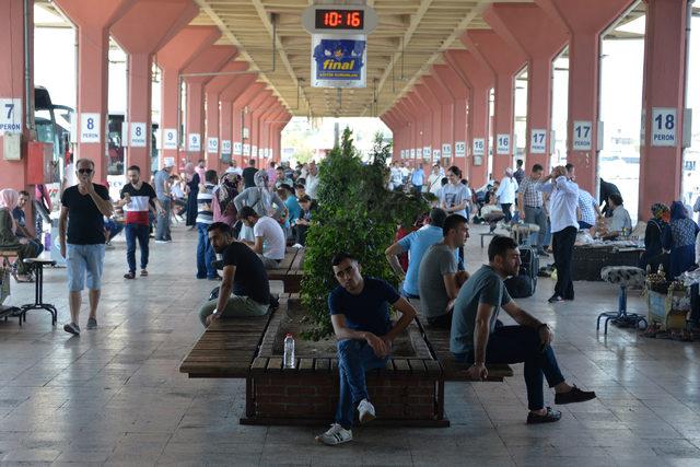 Adana'da 'firma bilet satıp, otobüs göndermedi' iddiası