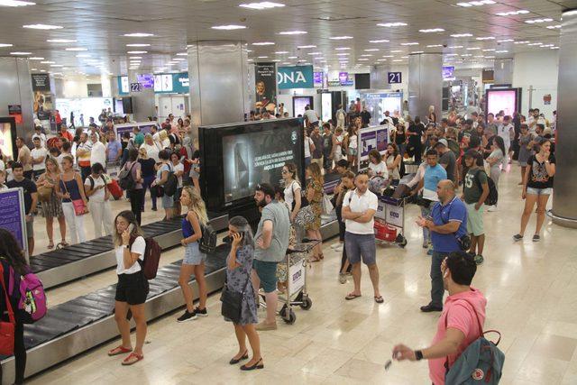 Atatürk Havalimanı’nda bayram tatili dönüşü yoğunluğu devam ediyor