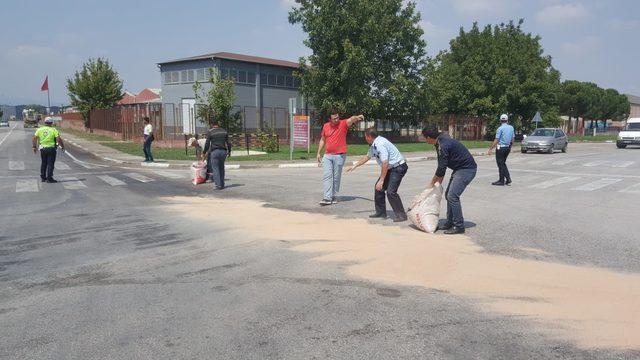 TIR'dan dökülen mazot kazaya neden oldu; 2 yaralı