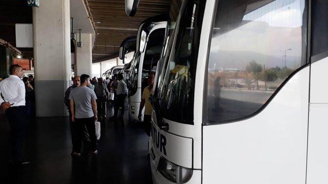 İzmir Otogarı'nda bayram dönüşü yoğunluğu