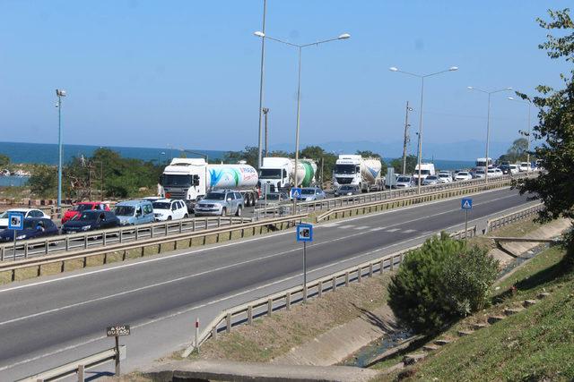 Karadeniz Sahil Yolu'nda dönüş yoğunluğu