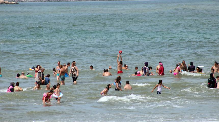 Tatilde n&uuml;fusu 15 kat artan Karasu'da hastaneler doldu, taştı