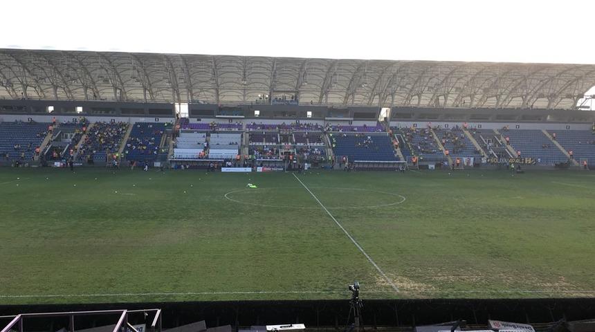 Ankarag&uuml;c&uuml; - Trabzonspor ma&ccedil;ında Yenikent Stadı'nın zemini b&uuml;y&uuml;k tepki topladı!