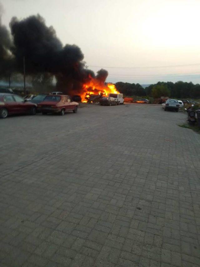 Bigadiç sanayi sitesindeki yangında 9'u hurda 11 araç yandı
