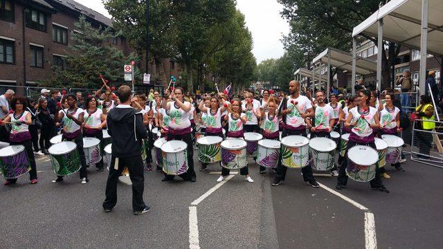 Avrupa'nın en büyük sokak festivali Notting Hill Karnavali başladı