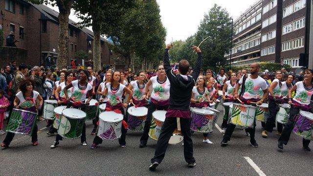 Avrupa'nın en büyük sokak festivali Notting Hill Karnavali başladı