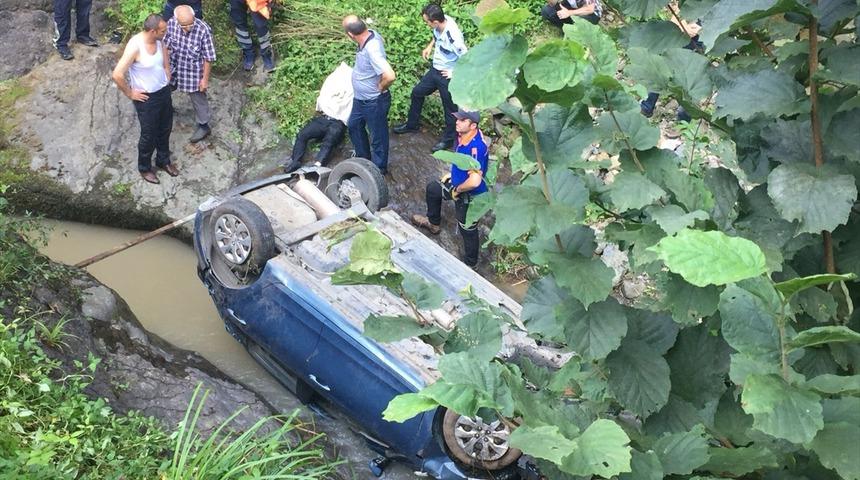 Rize'de otomobilin dereye yuvarlanması