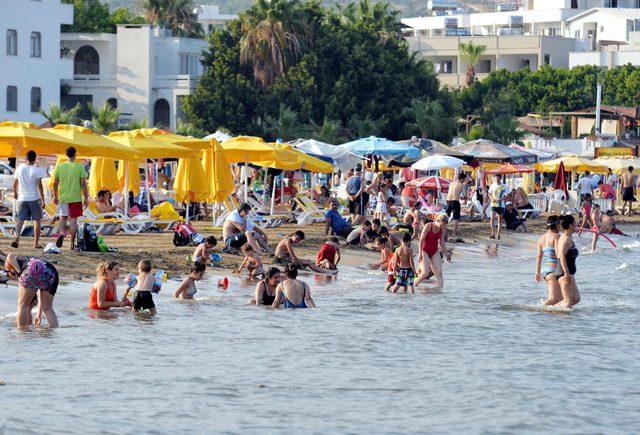 Sahiller dolup taştı, cadde ve sokaklar boş kaldı