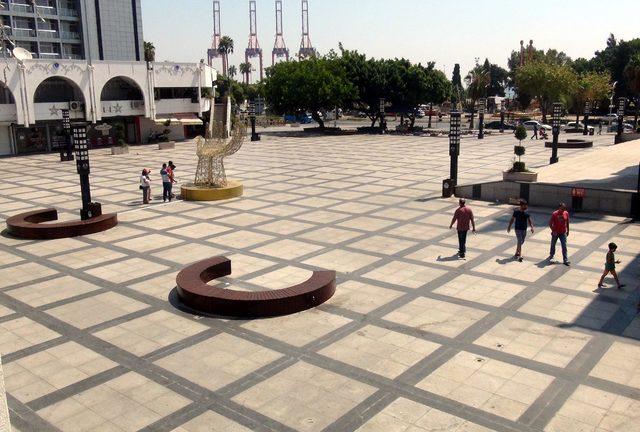 Sahiller dolup taştı, cadde ve sokaklar boş kaldı