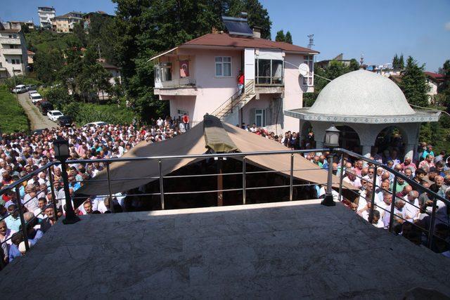 Kazada &ouml;len Rizeli &uuml;nl&uuml; t&uuml;rk&uuml;c&uuml; toprağa verildi 4