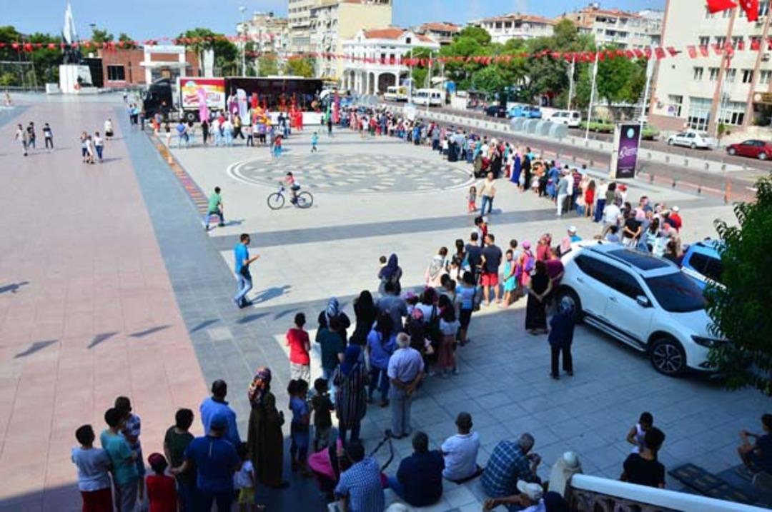 Bedava dağıtıldı, metrelerce kuyruk oluştu