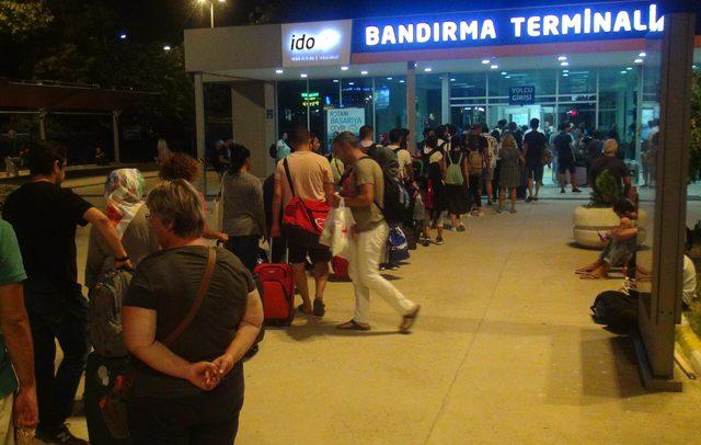 Bandırma'da bayram tatilinin son günüde feribot yoğunluğu