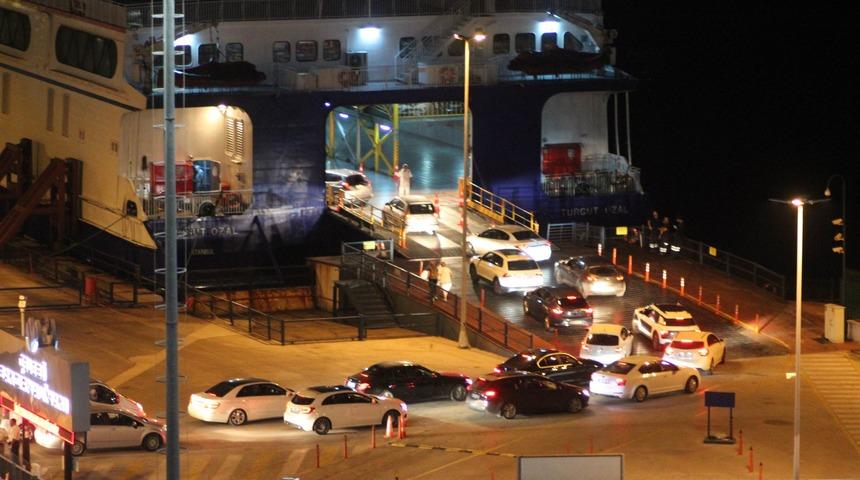 Bandırma'da bayram tatilinin son g&uuml;n&uuml;de feribot yoğunluğu
