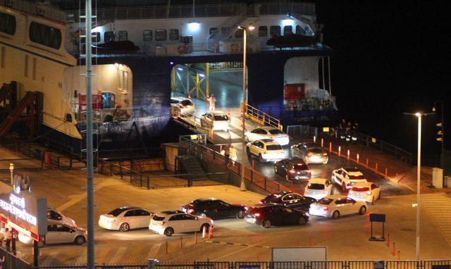 Bandırma'da bayram tatilinin son günüde feribot yoğunluğu