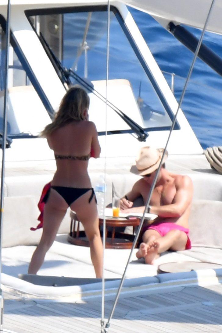 Aile tanışmasına geldi, sere serpe güneşlendi G2