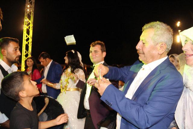 Aşiret düğününde geline 3 kilo altın takıldı 2
