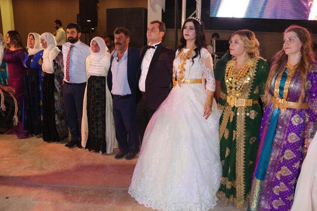 Aşiret d&uuml;ğ&uuml;n&uuml;nde geline 3 kilo altın takıldı 4