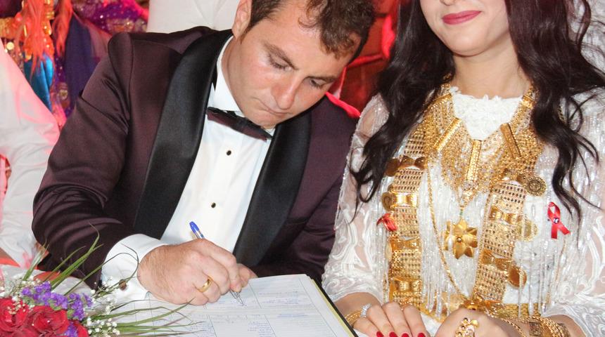 Aşiret d&uuml;ğ&uuml;n&uuml;nde geline 3 kilo altın takıldı