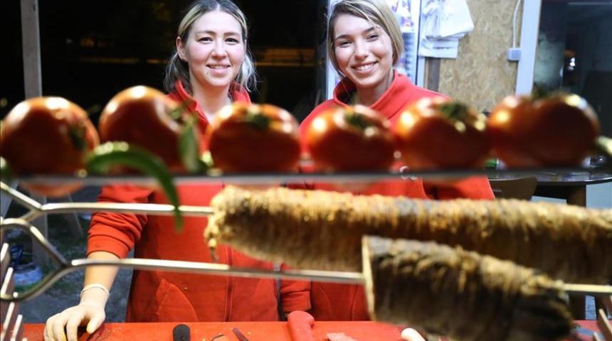 Tezgah onlara emanet: Kokoreççi kız kardeşlerin lezzet mesaisi