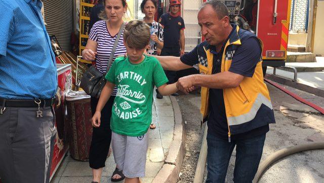 İzmit'te çıkan yangında, 10 kişi dumandan etkilendi