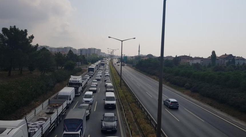 TEM'de zincirleme kaza! Trafik kilit