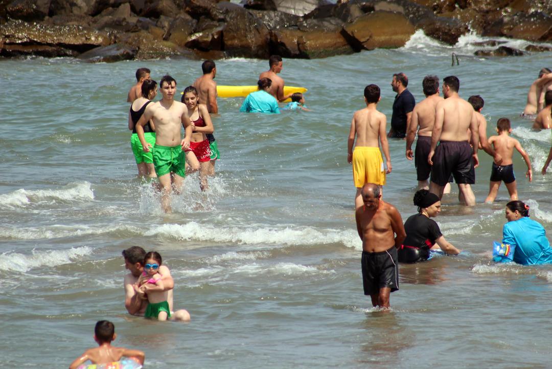 Karasu'da 'norovir&uuml;s enfeksiyonu' tespit edildi, binlerce kişi hastaneye akın etti