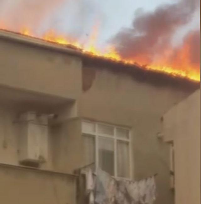 Esenler'de 2 binanın çatısı alev alev yandı-1