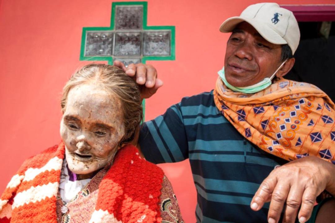 Bu nasıl gelenek? &Ouml;l&uuml;leri mezardan &ccedil;ıkarıp...