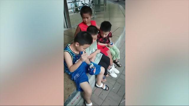 Yaptığı pipet numarasıyla arkadaşlarını şaşırttı