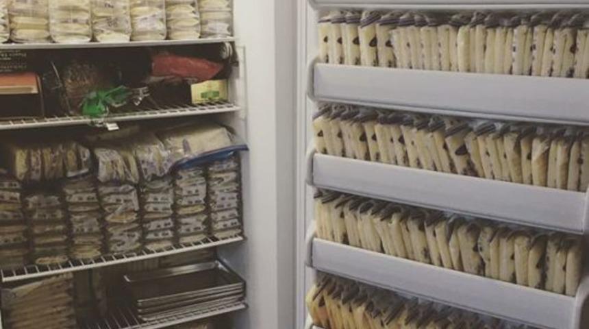 G&uuml;nde 3 litreye yakın s&uuml;t sağıyor, fazla gelen s&uuml;t&uuml; bağışlıyor