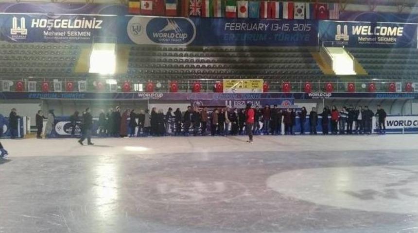 Gen&ccedil;ler Buz Pateninde Buluştu