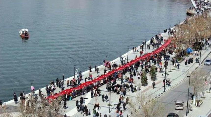 100'&uuml;nc&uuml; Yıl I&ccedil;in 1915 Metrelik T&uuml;rk Bayrağı